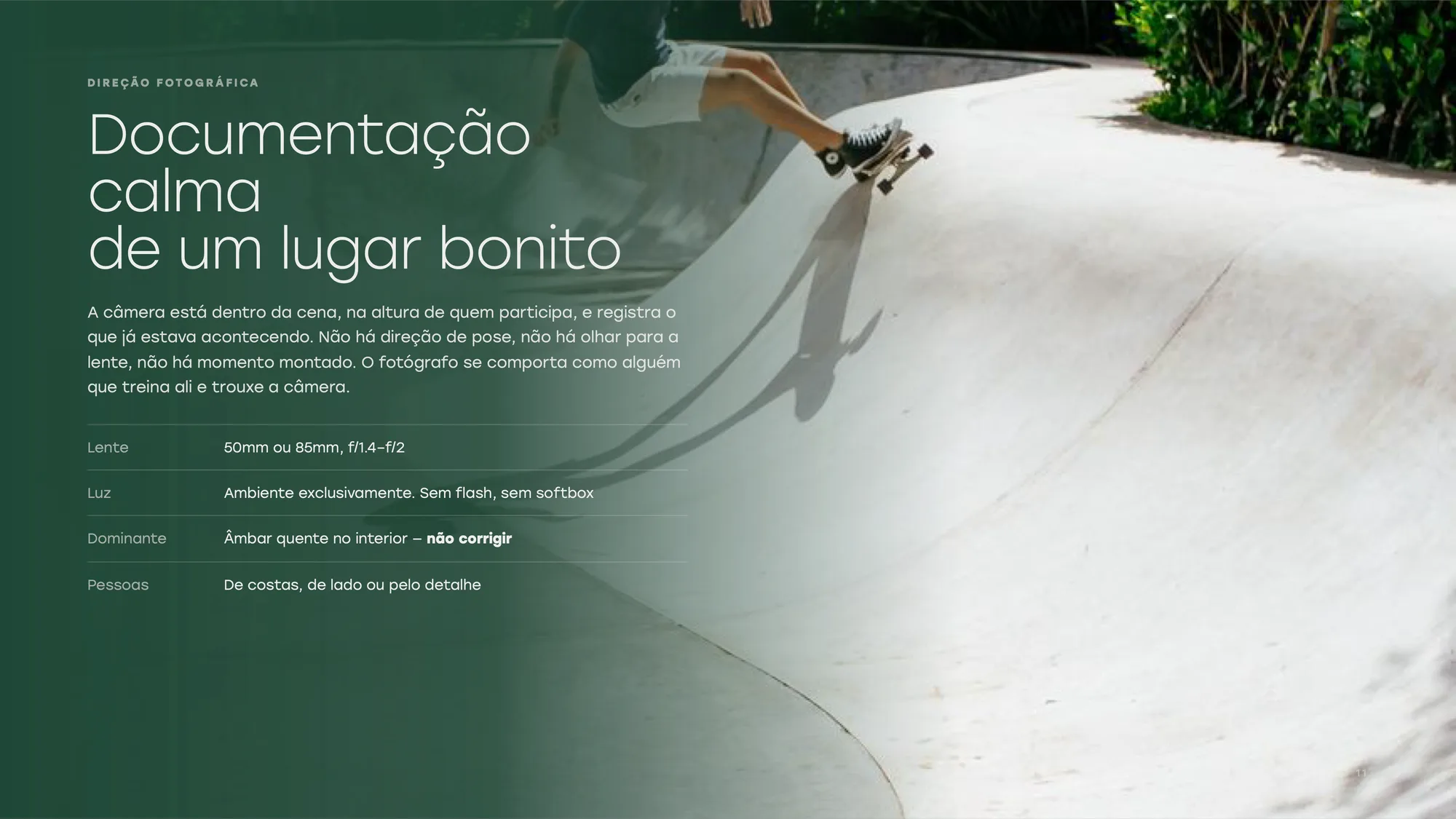 Página de direção fotográfica do DNA: skatista numa pista de concreto, visto da cintura para baixo, com o título Documentação calma de um lugar bonito e uma tabela de lente, luz e pessoas.