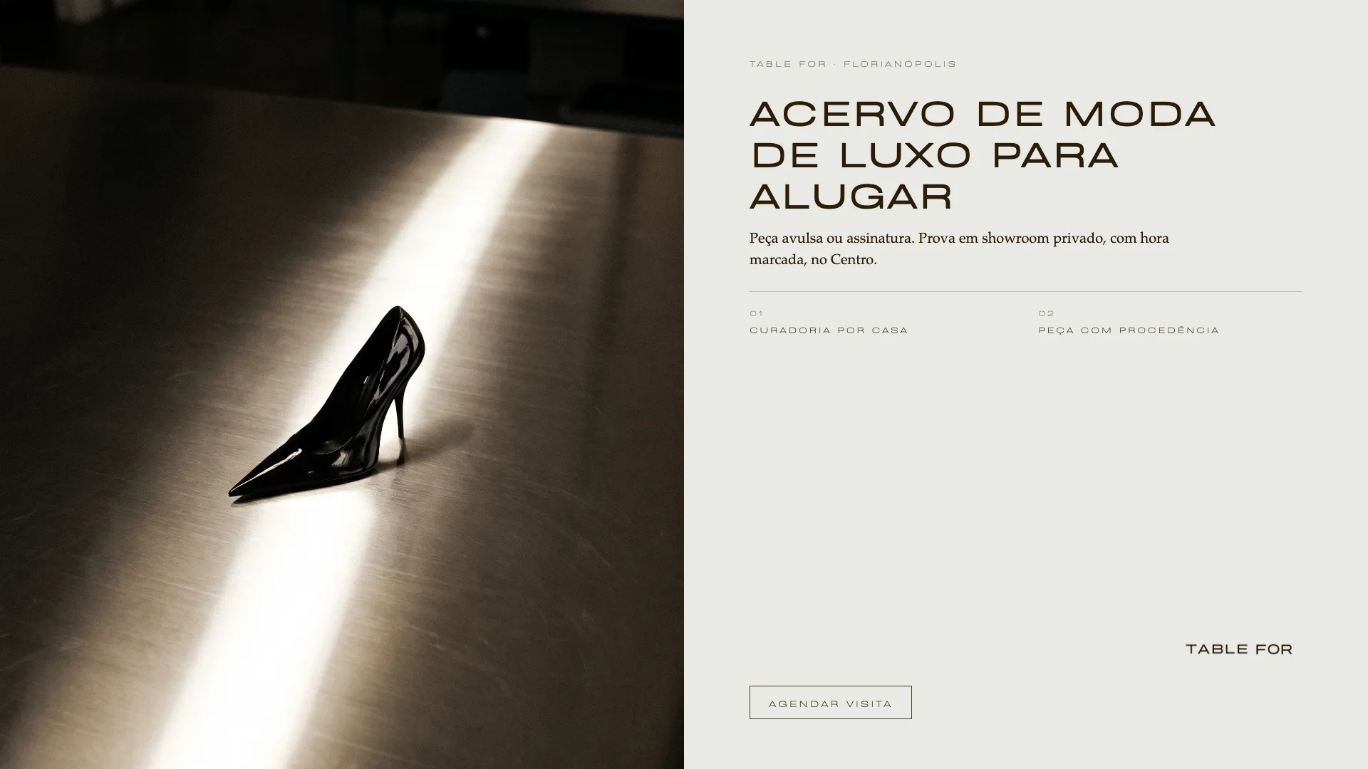Anúncio horizontal da Table For: à esquerda, um scarpin preto de verniz sob faixa de luz sobre metal escovado; à direita, o título Acervo de moda de luxo para alugar, texto de apoio e o botão Agendar visita.
