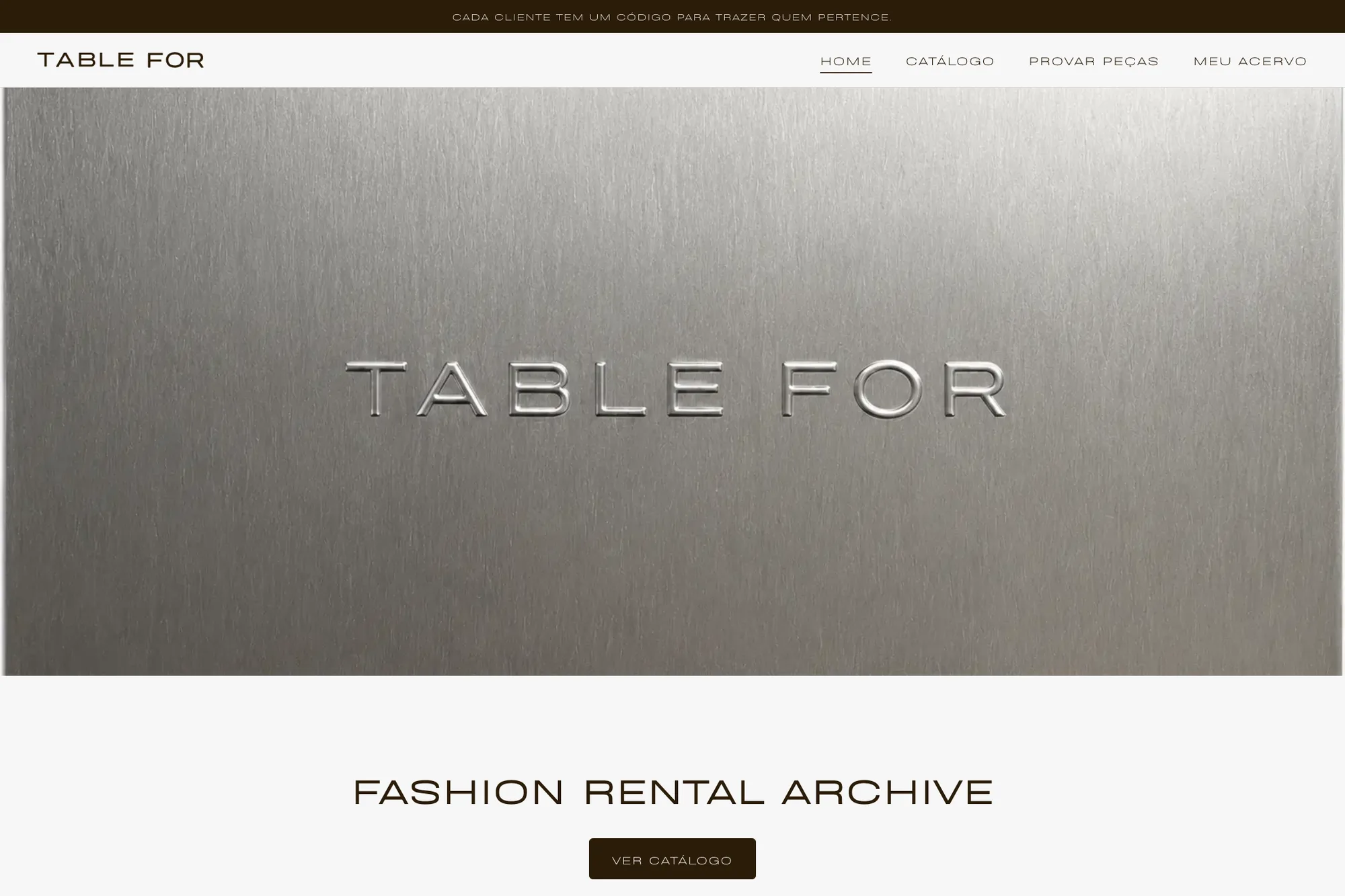 Topo da home do site Table For: barra marrom com o convite de indicação, menu, placa de metal escovado com TABLE FOR gravado e o título Fashion Rental Archive com o botão Ver catálogo.