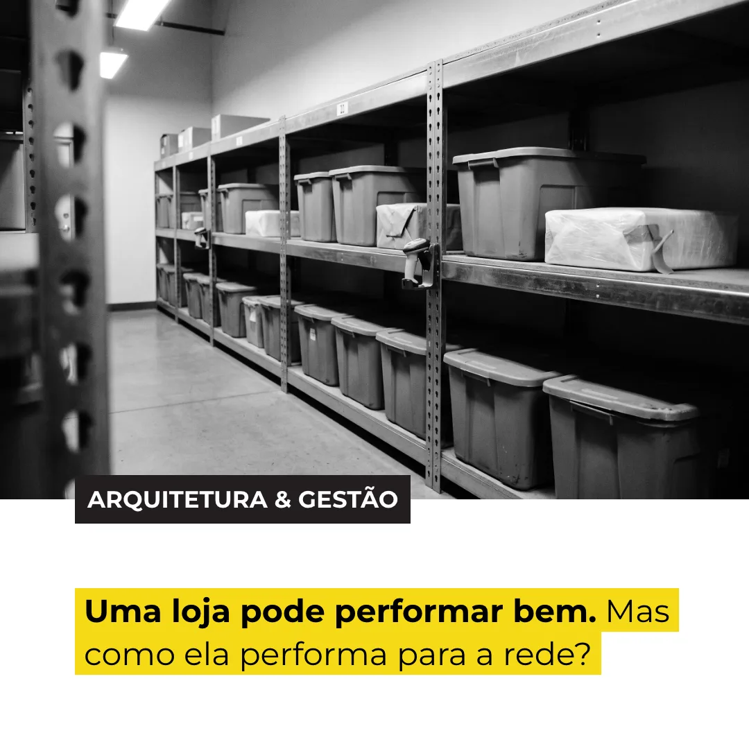 Capa quadrada de post de blog: foto em preto e branco de estantes com caixas numa área de estoque, chip escuro com ARQUITETURA & GESTÃO e o título Uma loja pode performar bem. Mas como ela performa para a rede? sob grifo amarelo.